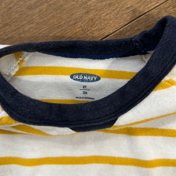 Old Navy crewneck sweater. Size 2T. - Picture 2 of 4